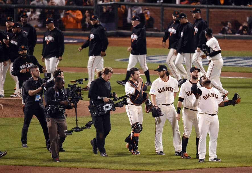 A fine partita i San Francisco Giants festeggiano la vittoria (Reuters)
